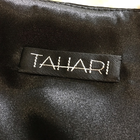 •SOLD• Tahari Black Pleated Mini Skirt with Side Z - Picture 4 of 7