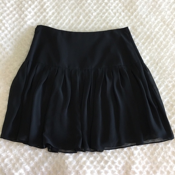•SOLD• Tahari Black Pleated Mini Skirt with Side Z - Picture 6 of 7