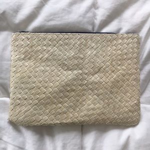Bags - MOVING SALE❗️Woven Natural Mrs Clutch + Palm 🌴 Bags - MOVING SALE❗️Woven Natural Mrs Clutch + Palm 🌴