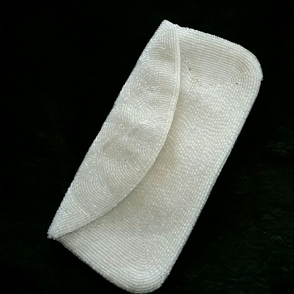 White bead clutch - Picture 1 of 4