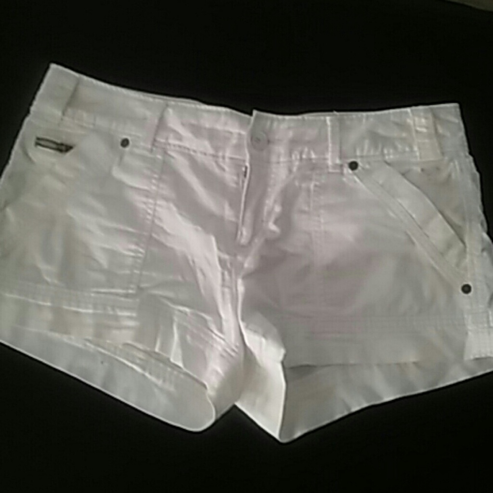 American Eagle cream shorts