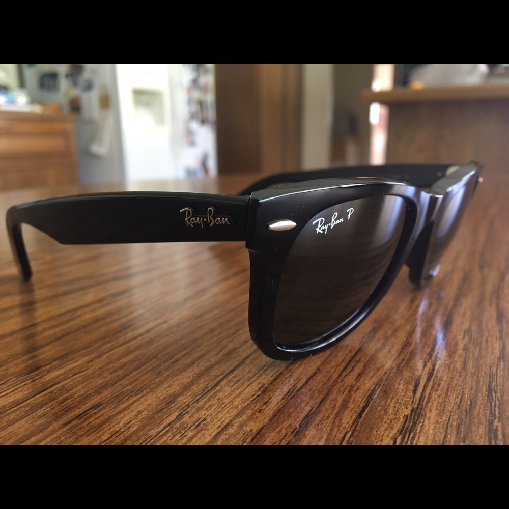 BLACK POLARIZED RAYBAN WAYFARERS 😎