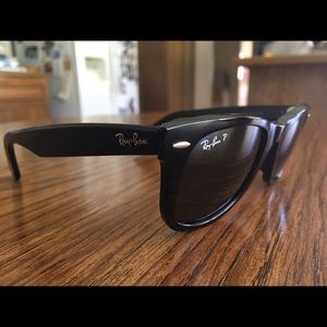 BLACK POLARIZED RAYBAN WAYFARERS 😎