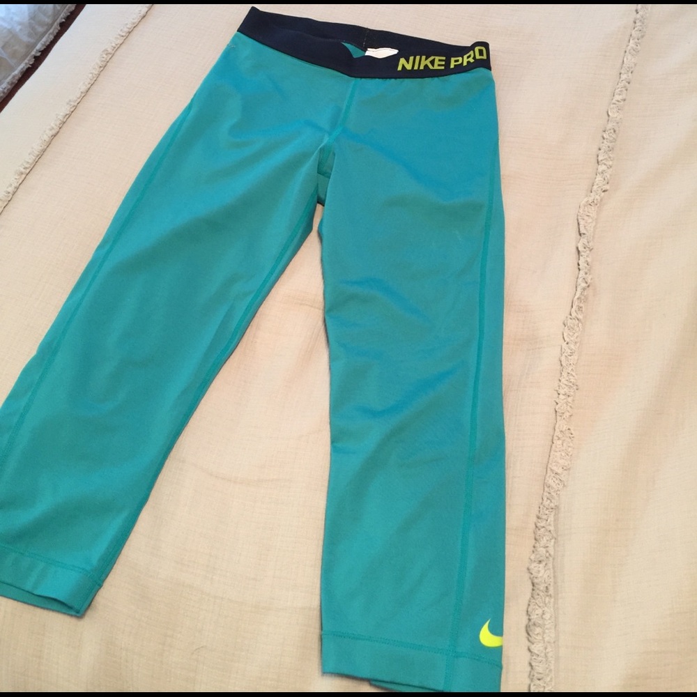 Nike pro dri-fit workout crops