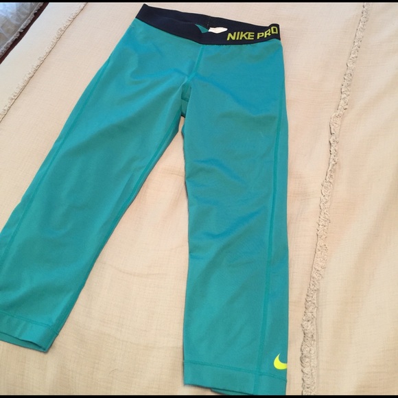 Nike pro dri-fit workout crops - Picture 1 of 2