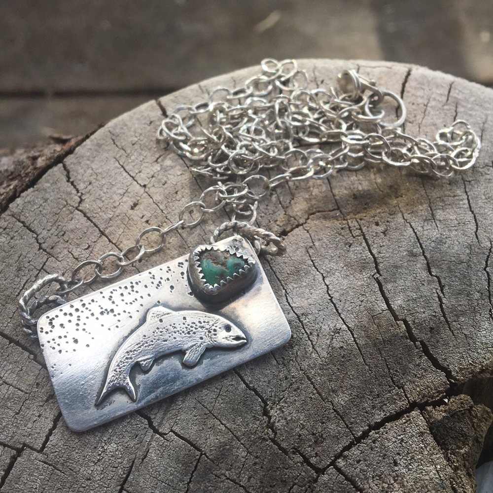 Adorable trout with turquoise stone necklace - Picture 3 of 7