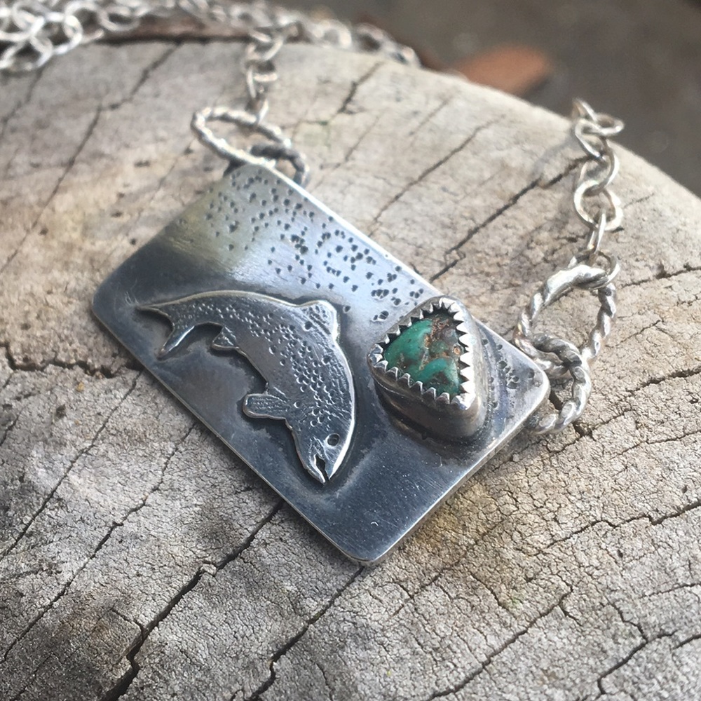Adorable trout with turquoise stone necklace - Picture 4 of 7