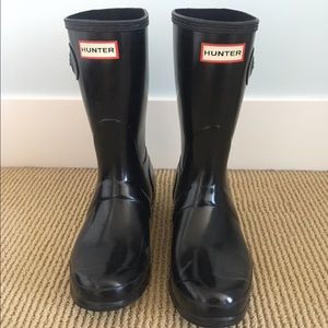 Short shiny black hunter boots