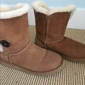 Authentic Short tan Bailey button UGG boots