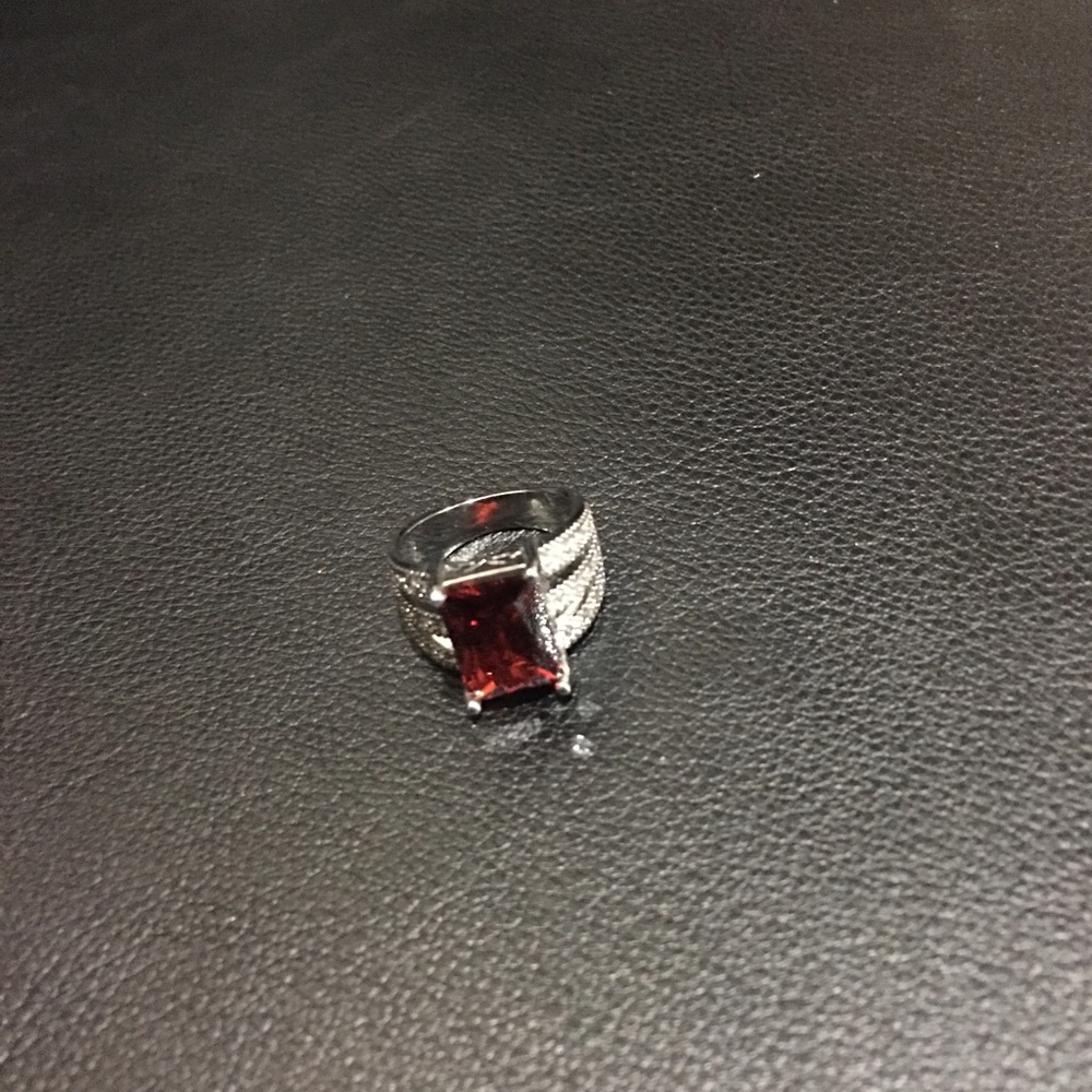 Red ring - Picture 2 of 3