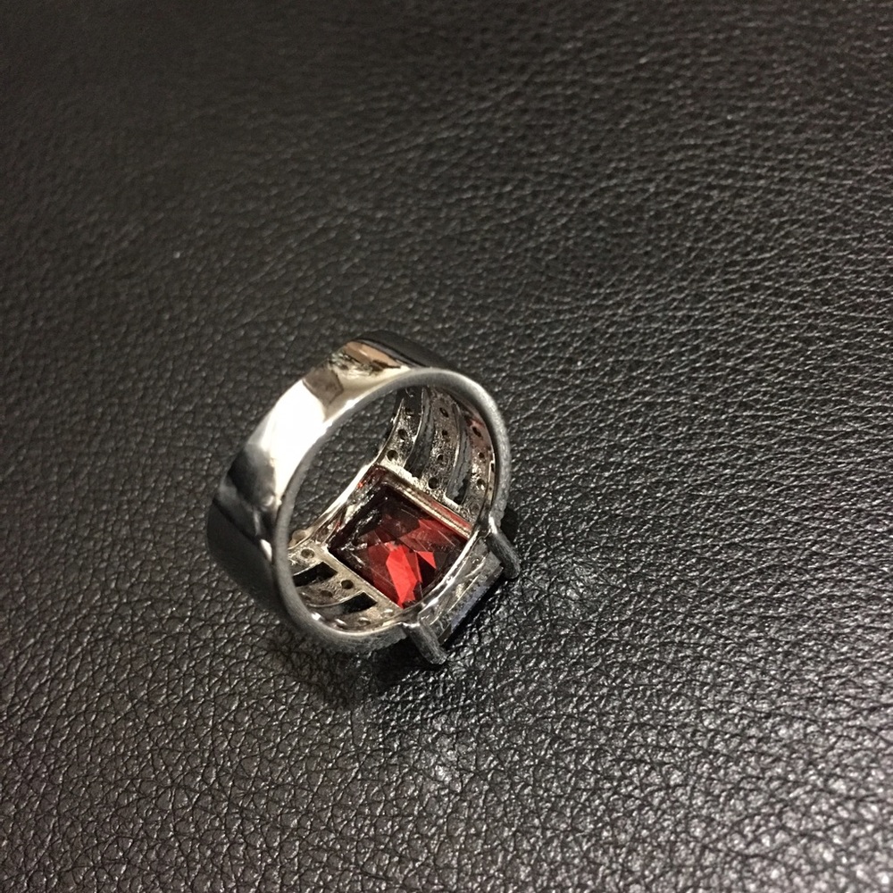Red ring - Picture 3 of 3