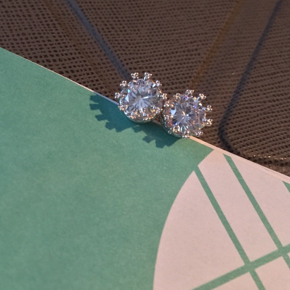 Beautiful 925 Silver CZ 2 carat earrings.❗️Final price drop‼️ - Picture 3 of 5