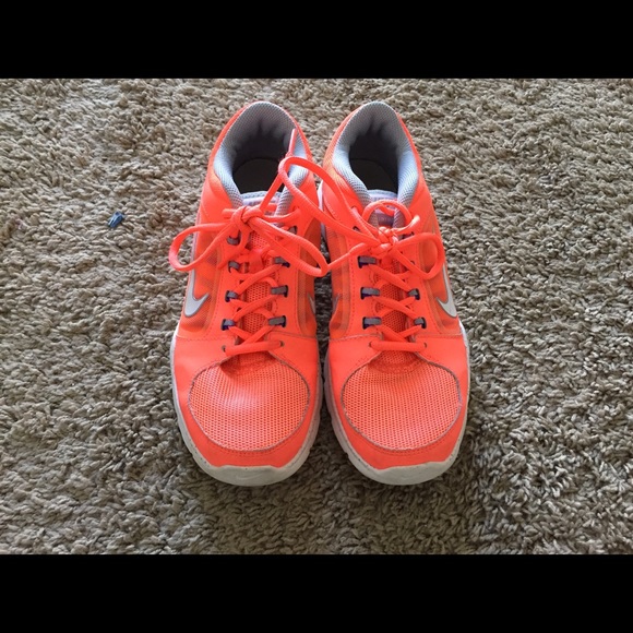 Nike Training Shoes, Women's Size 7.5 - Picture 2 of 3