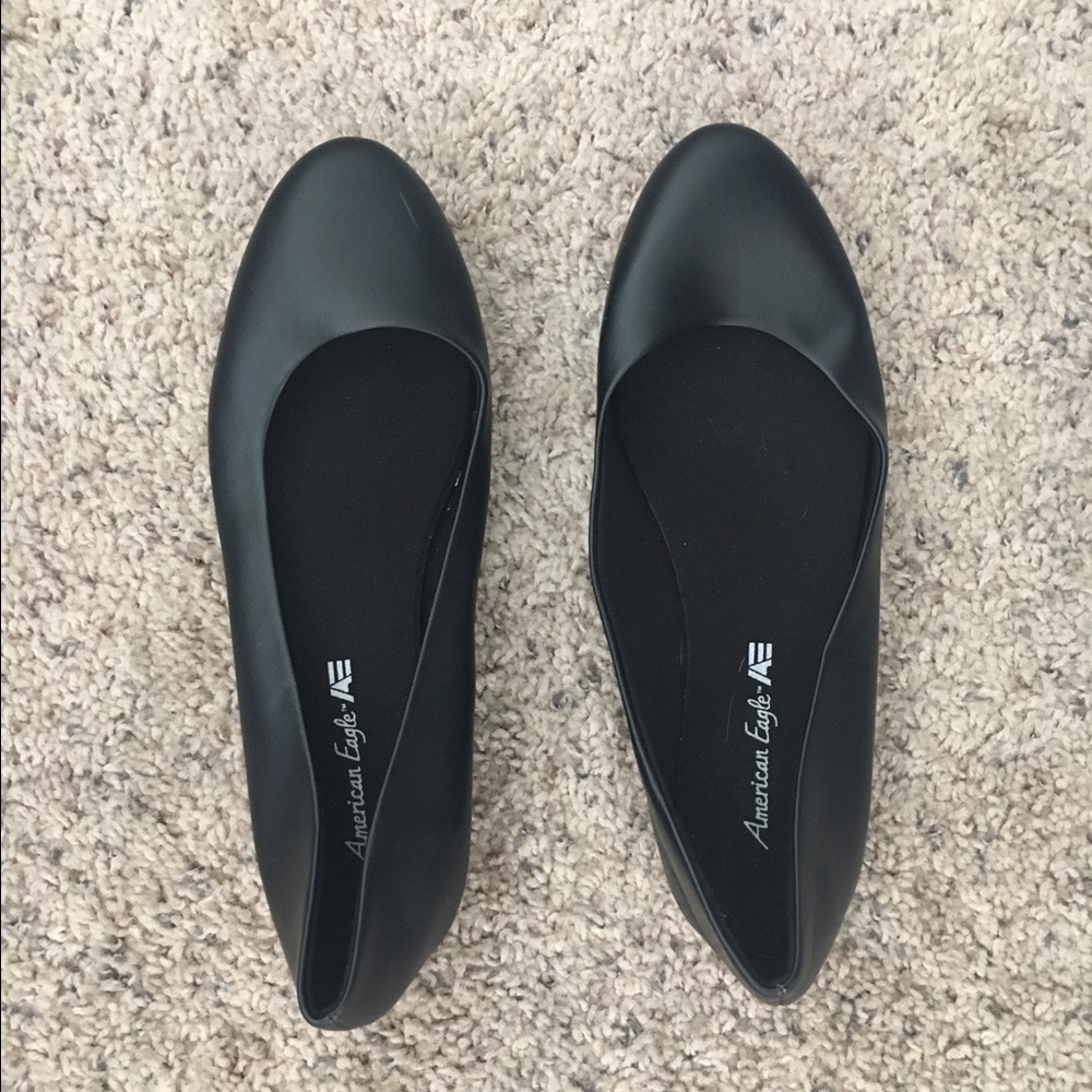 Like new size 8 American eagle black flats.