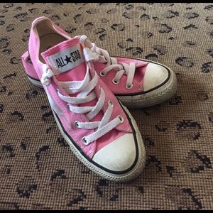 Pink converse low tops