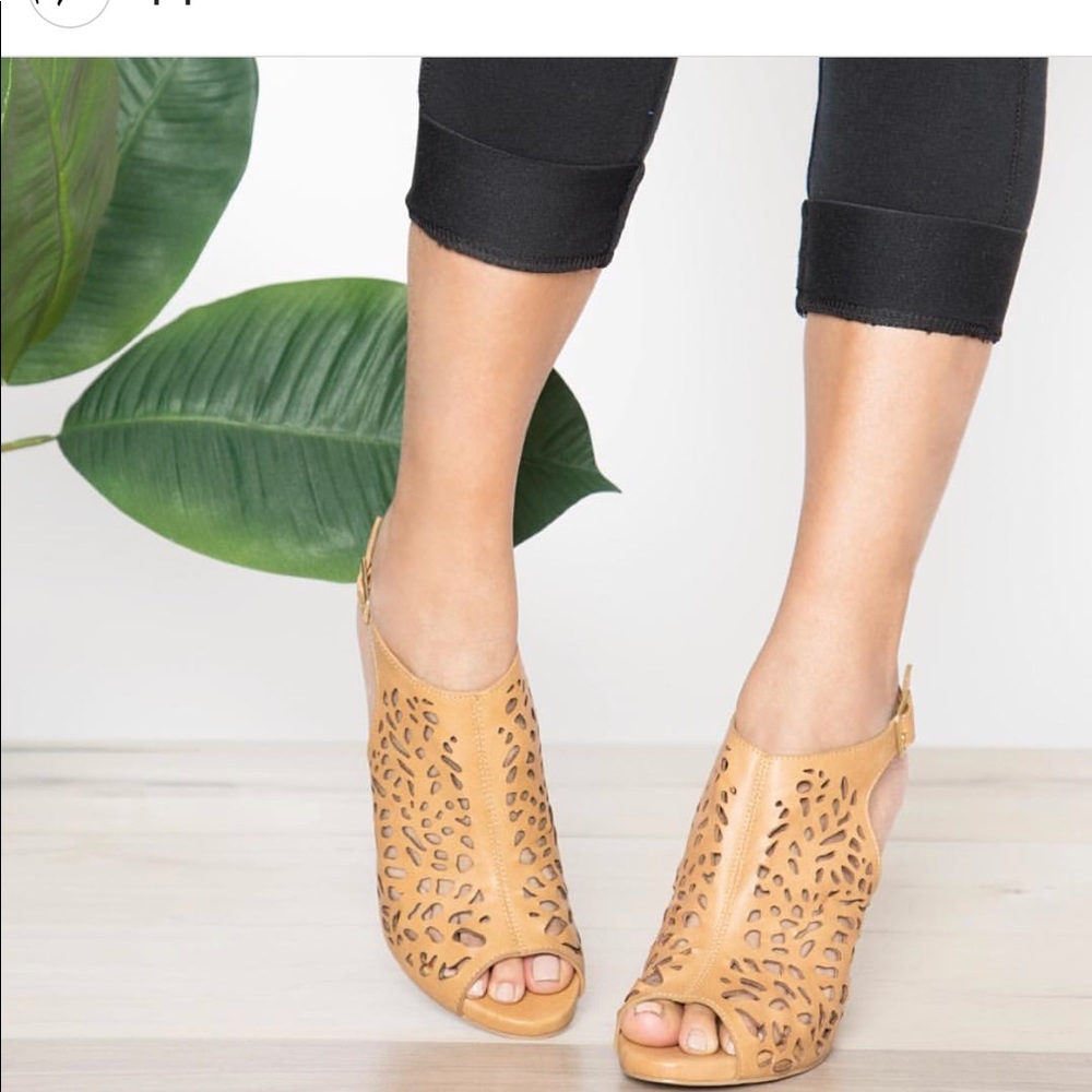 🎉SALE🎉Ladies peep toe stacked heels sandals - Picture 3 of 3