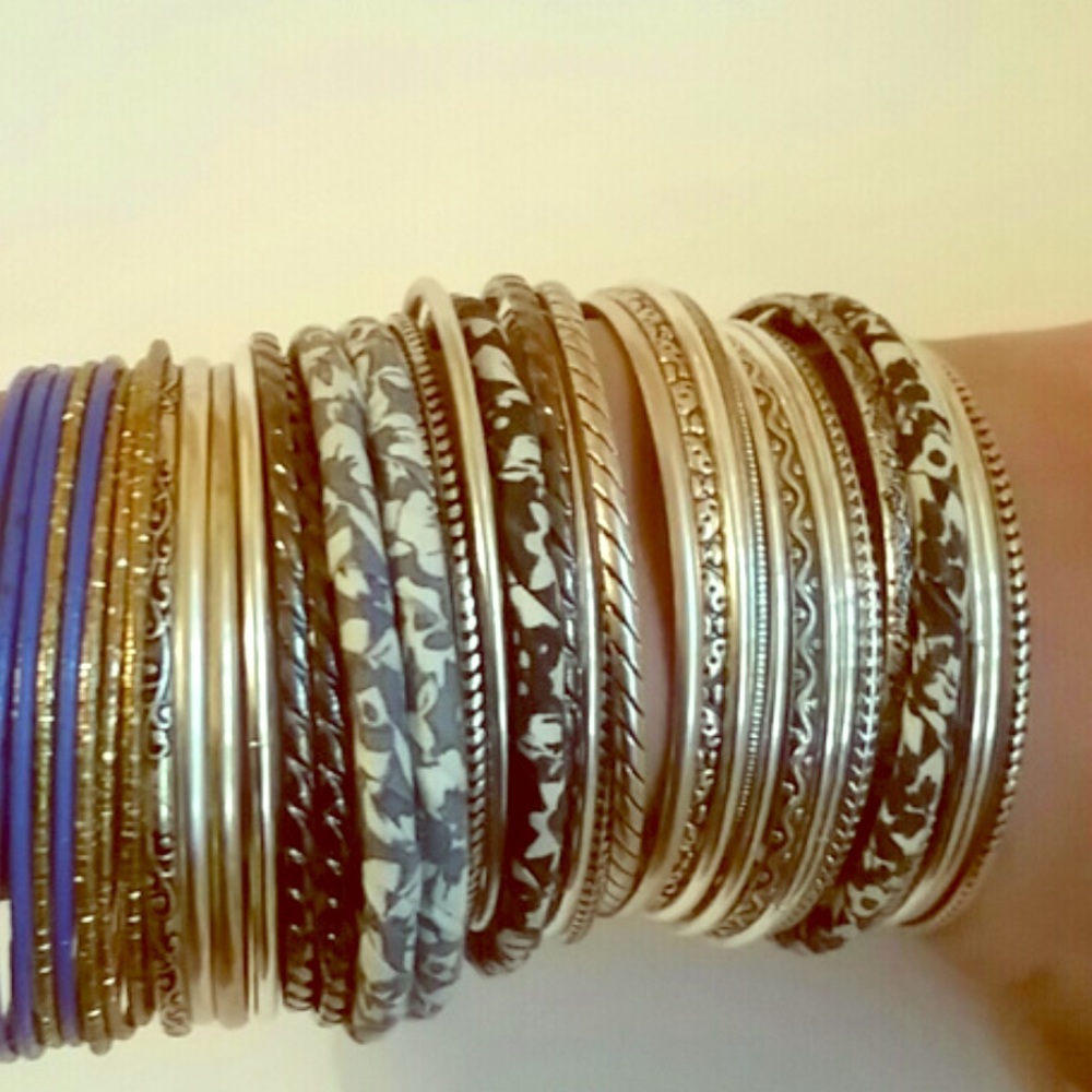 WOW! 4X 🎉HP🎉 25 BRACELETS!! 💃🏻💃🏻 - Picture 1 of 2