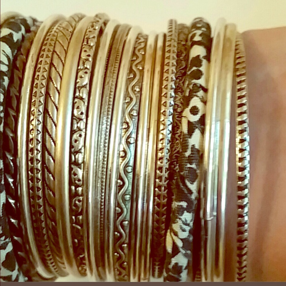 WOW! 4X 🎉HP🎉 25 BRACELETS!! 💃🏻💃🏻 - Picture 2 of 2