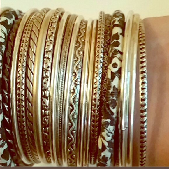 WOW! 4X 🎉HP🎉 25 BRACELETS!! 💃🏻💃🏻 - Picture 2 of 2