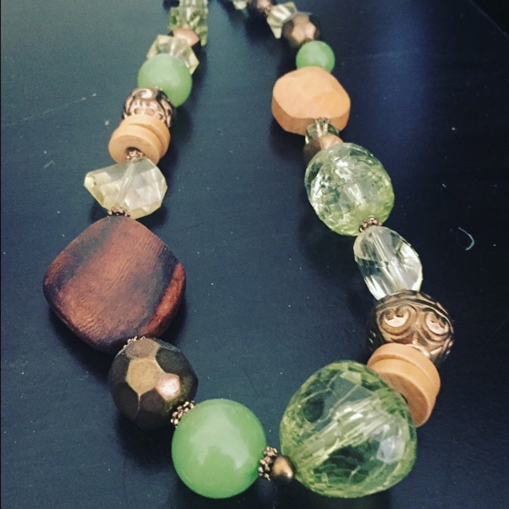 Green gemstone and wood necklace