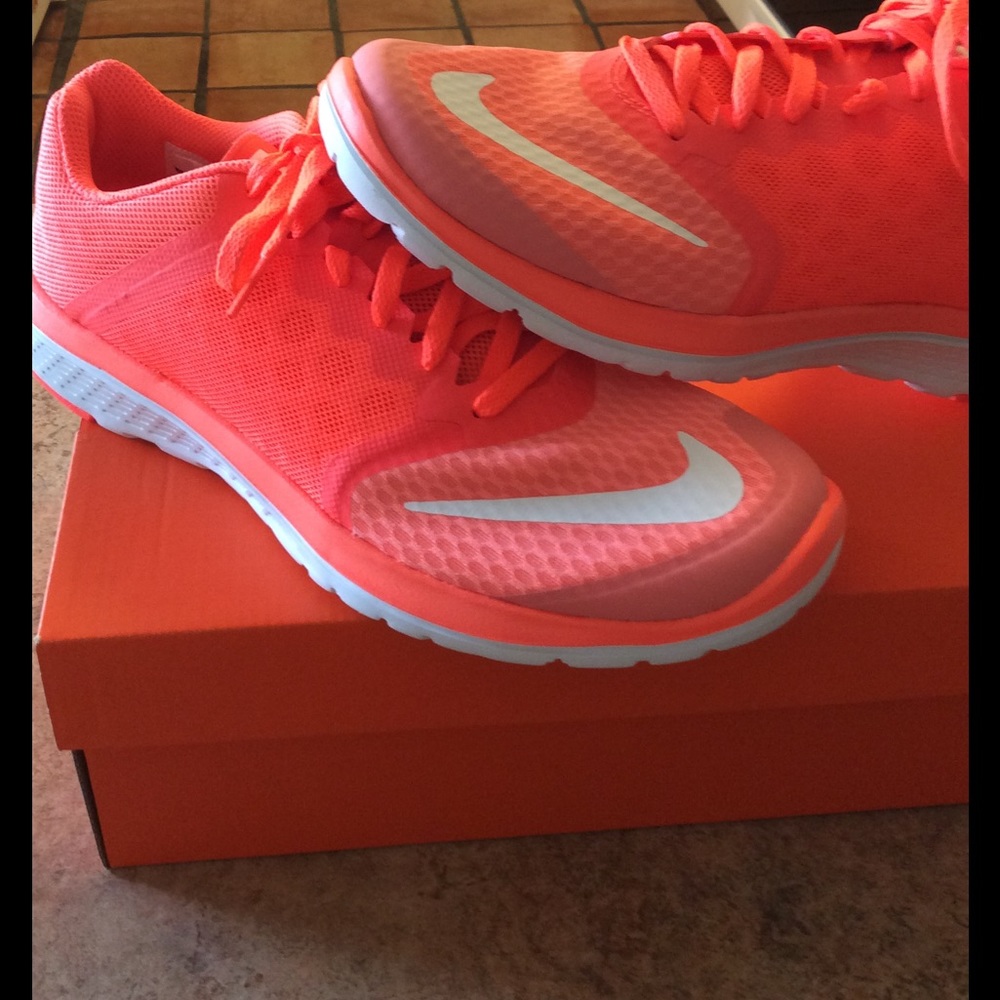 🎉HOST🎊PICK🎉women's Nike fit sole lite run 🏃 3 - Picture 2 of 7
