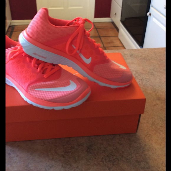 🎉HOST🎊PICK🎉women's Nike fit sole lite run 🏃 3 - Picture 5 of 7