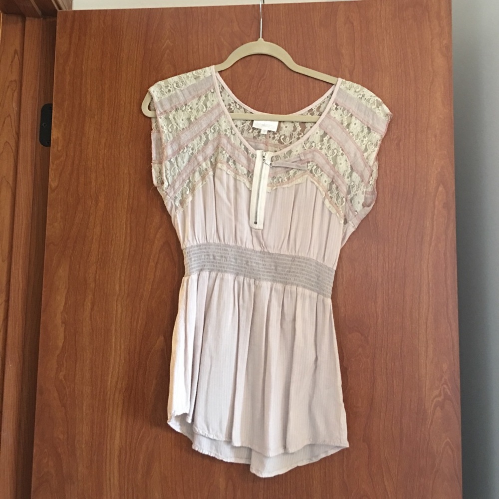 Fun top w/ lace and zip up details!