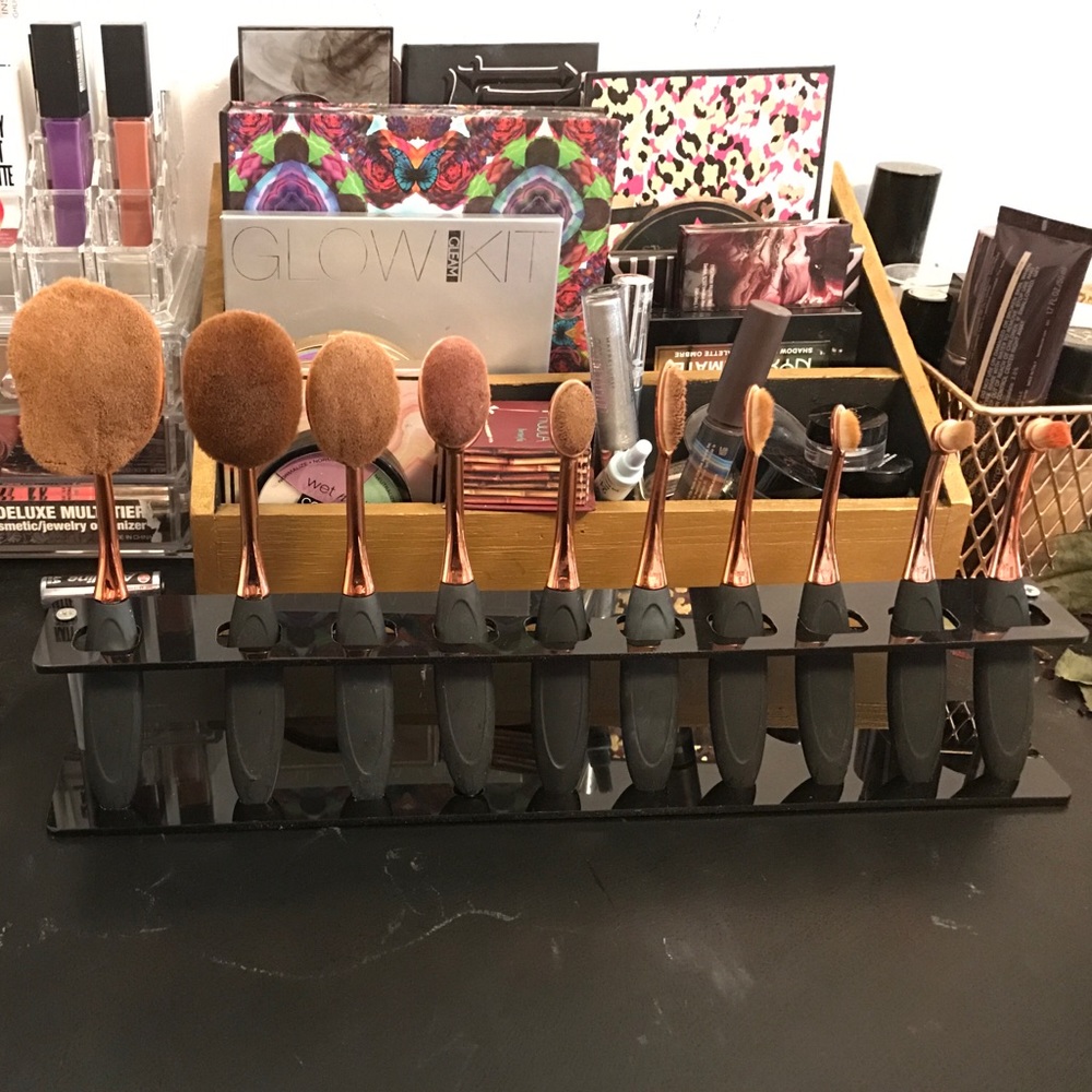 Stand for the oval brushes