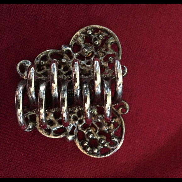 GARNET BUTTERFLY CLIP WITH ANTIQUE GOLD HARDWARE - Picture 3 of 4