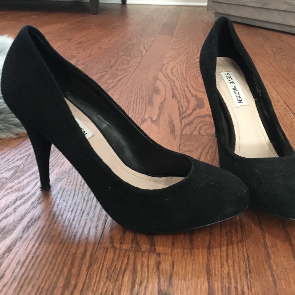 Steve Madden black suede pumps