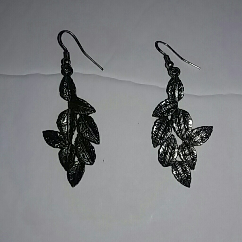 Silver colored leafs- earrings