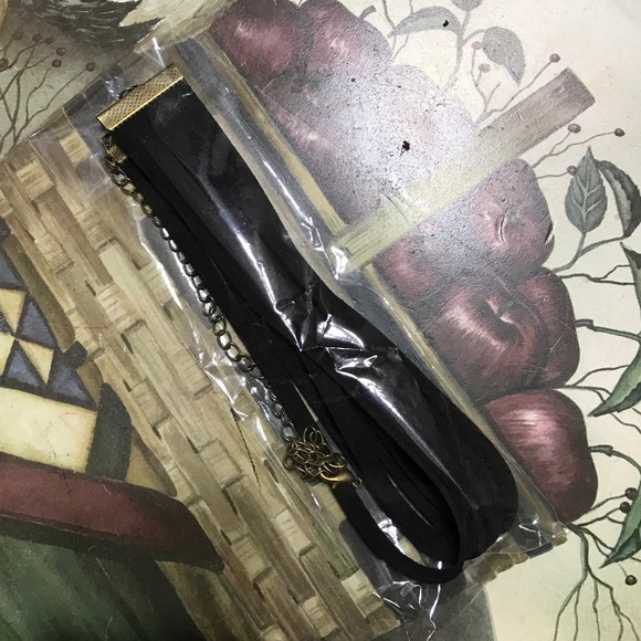 Layered Choker, Black with gold necklace... - Picture 4 of 4