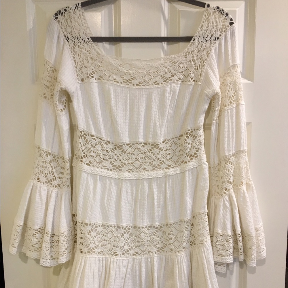 Never worn, free flowing dress!