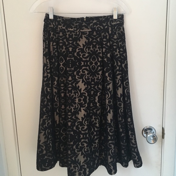 JOA crop top and skirt set - Picture 3 of 4