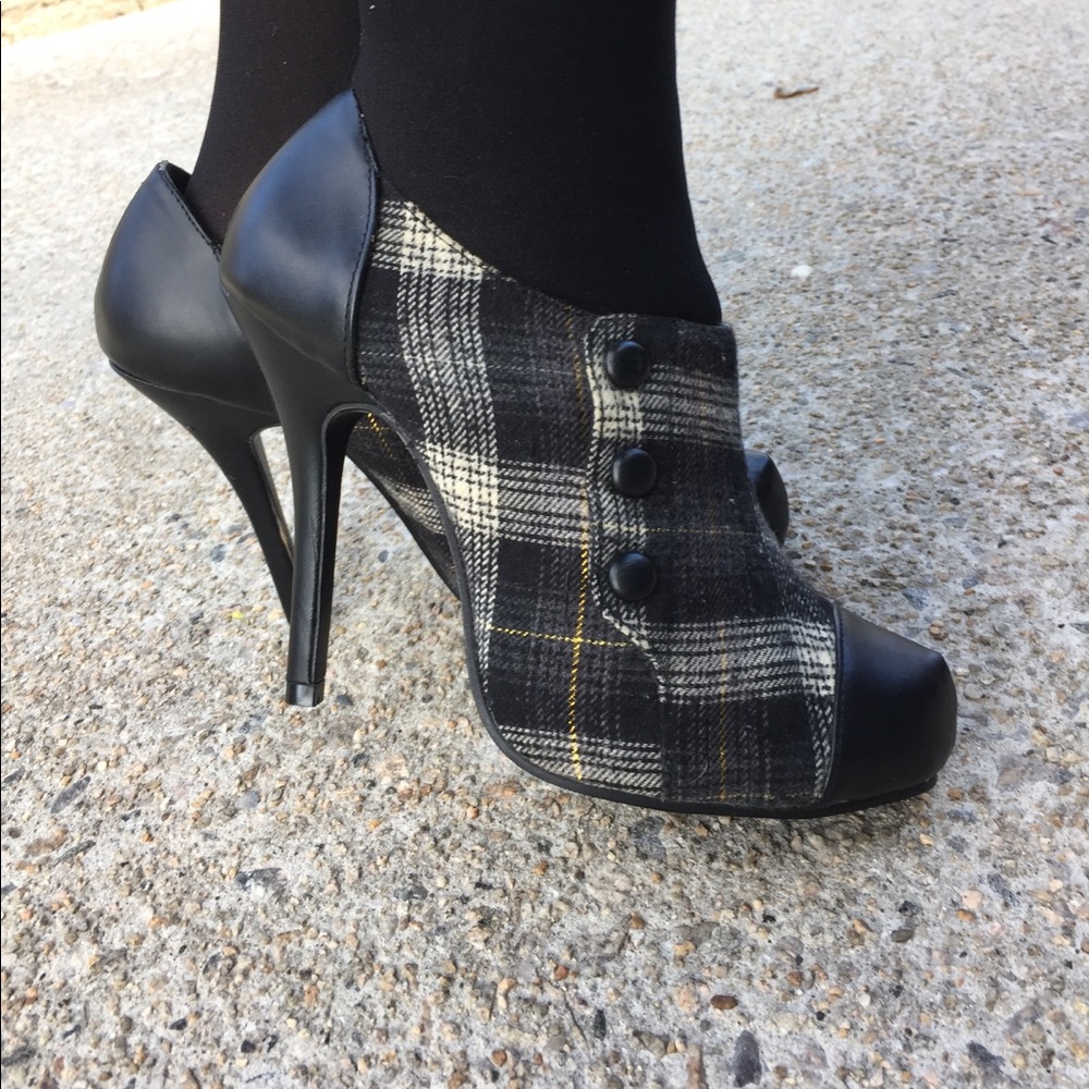 Cute plaid booties sz 8
