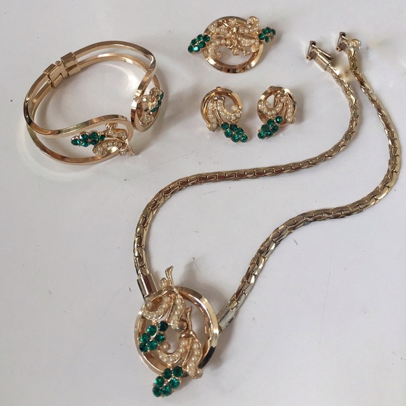 Oleg Cassini Jewelry - VINTAGE CASSINI 24k GP PARURE GREEN & FAUX PEARLS