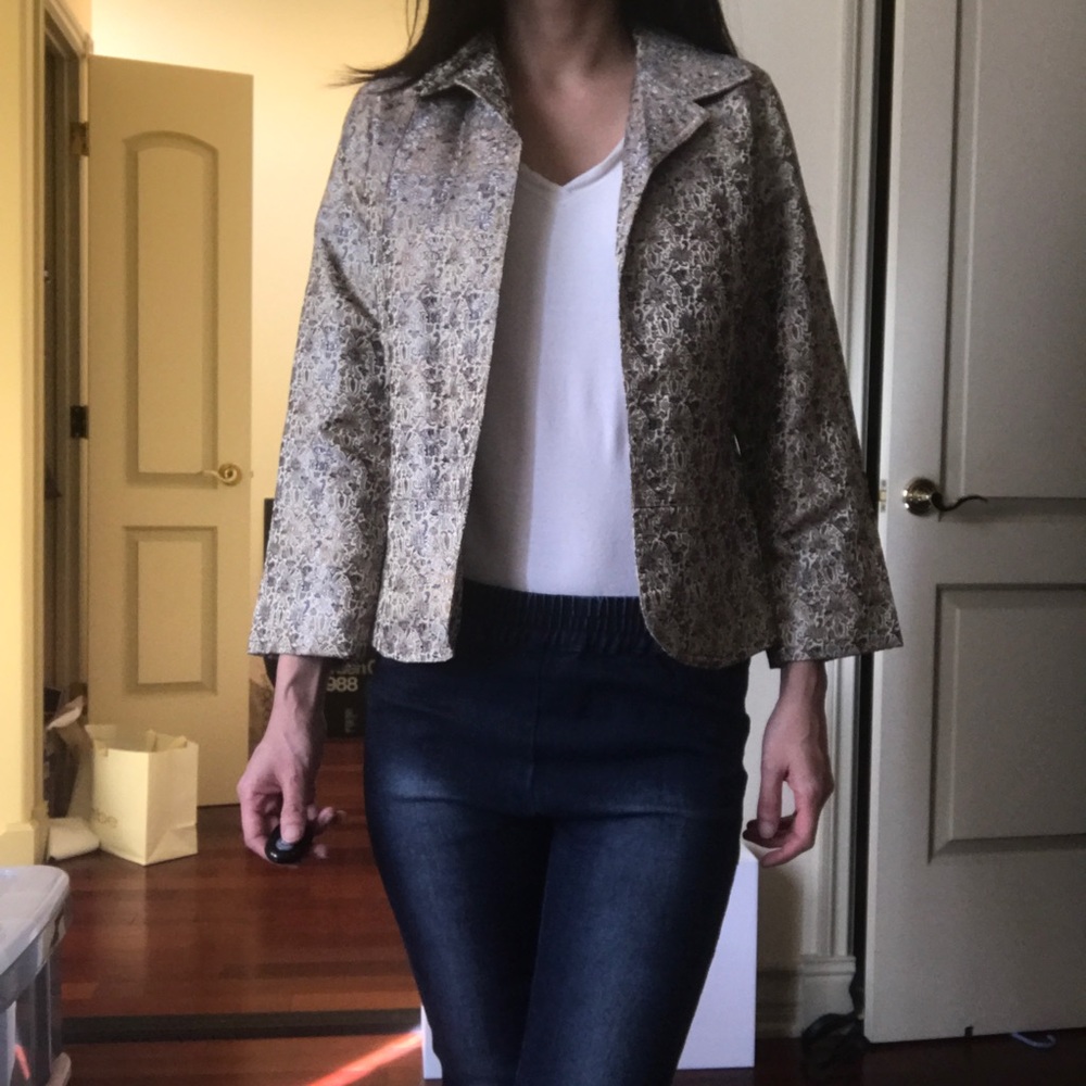Chico's jacket like Jacquard with damask print