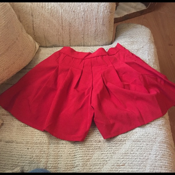 Red pleated shorts with pockets - Picture 1 of 2