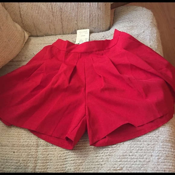 Red pleated shorts with pockets - Picture 2 of 2