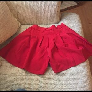 Red pleated shorts with pockets