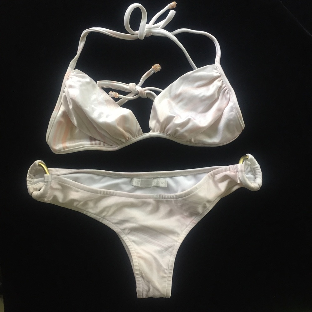 Indah bikini