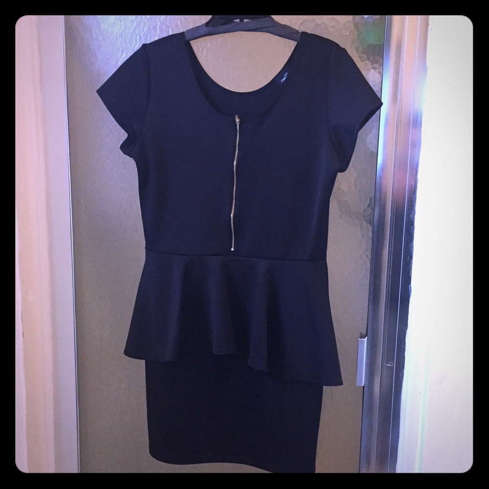 NWOT Black zip front peplum dress 👗