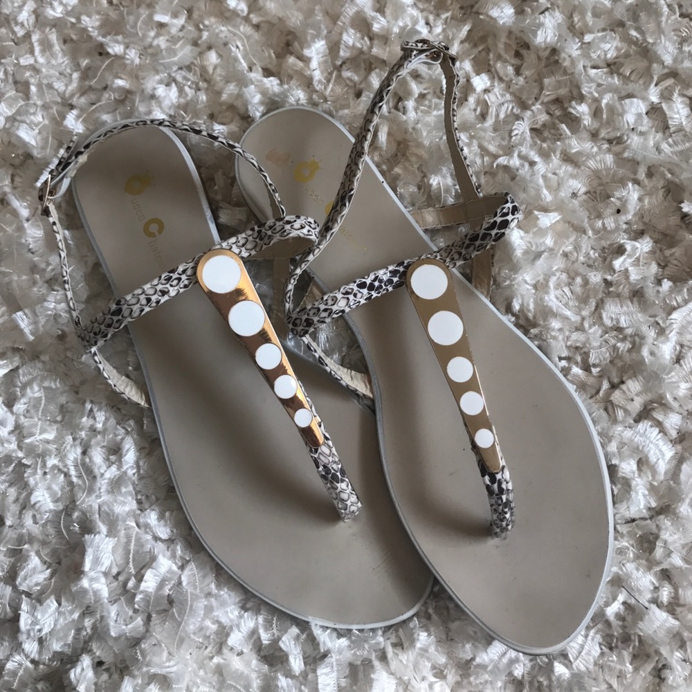 Chic Sandals - Picture 2 of 4