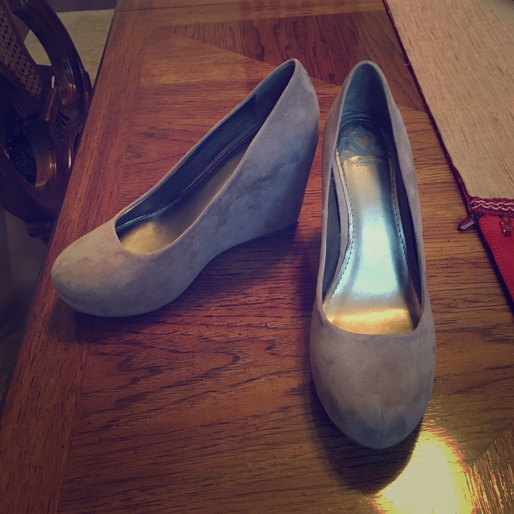 Fergalicious by Fergie suede wedges size 6.5