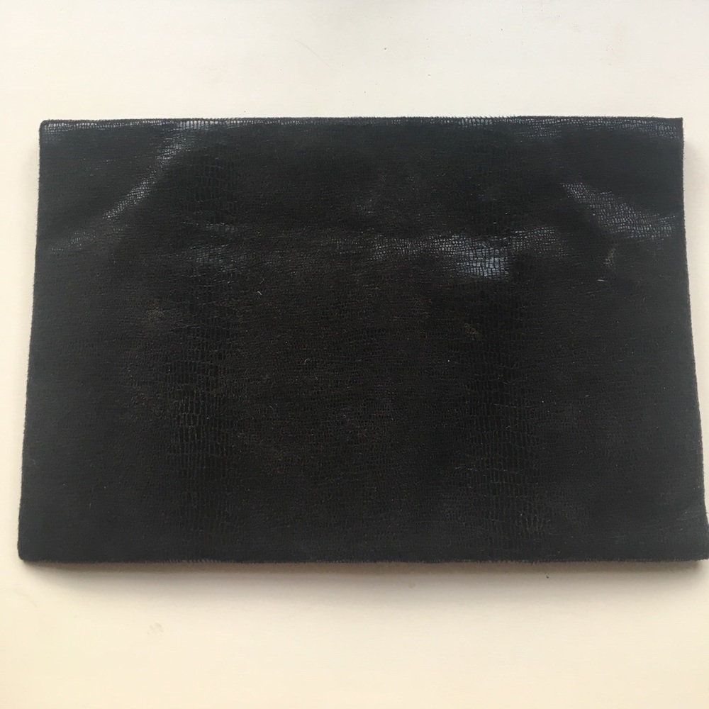 BCBG MaxAzria clutch fitted with credit card slots - Picture 3 of 4