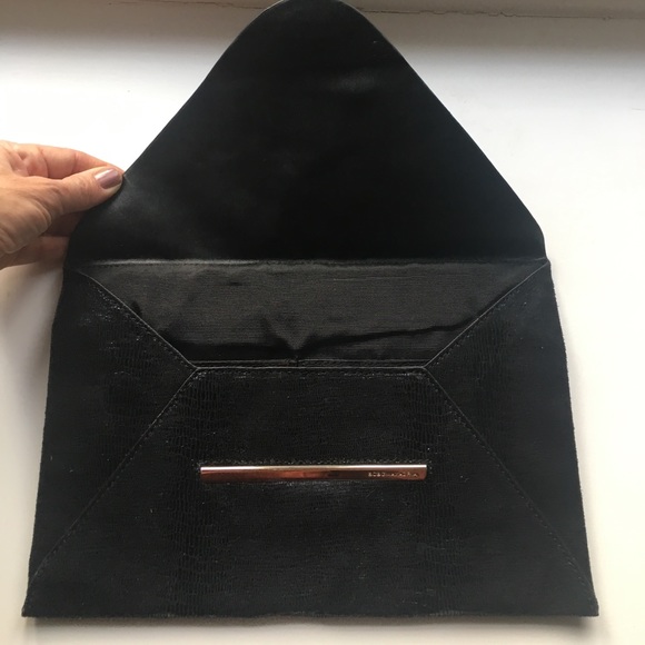 BCBG MaxAzria clutch fitted with credit card slots - Picture 2 of 4