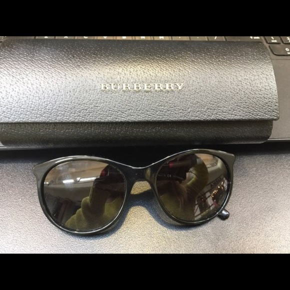 Burberry sunglasses - Picture 2 of 4