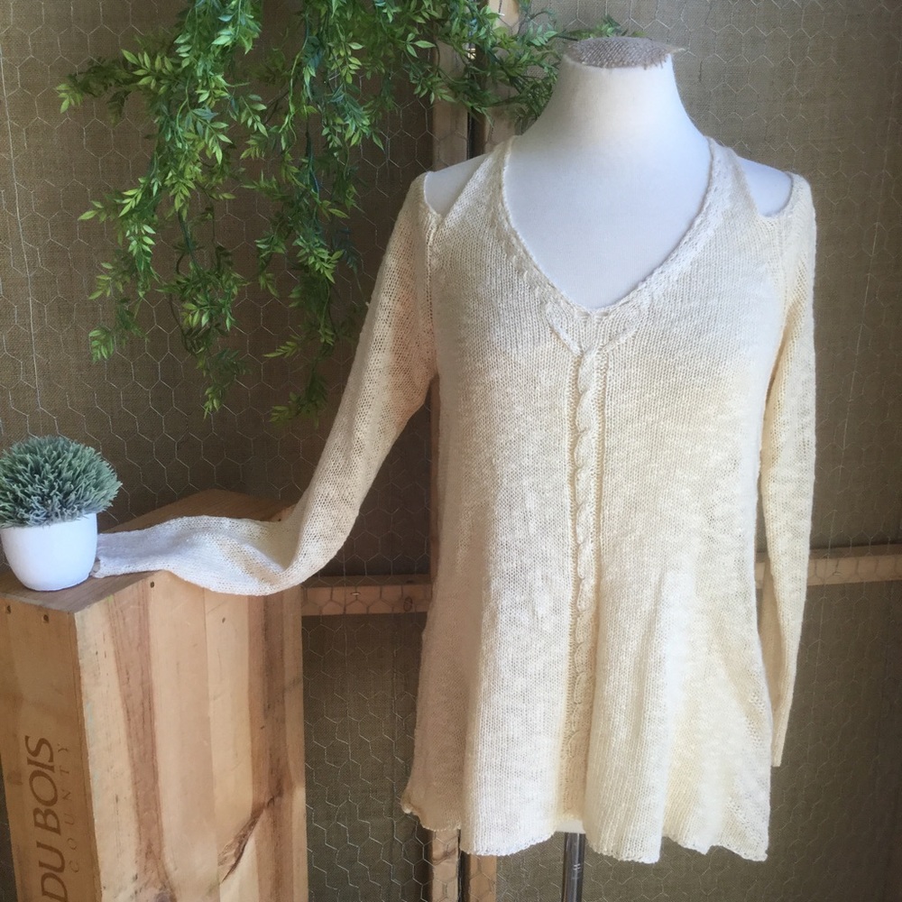 ✨Lightweight Cold Shoulder Knit✨