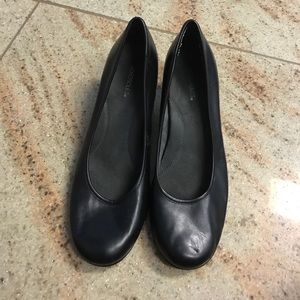 Black leather aerosoles heel. Size 9.