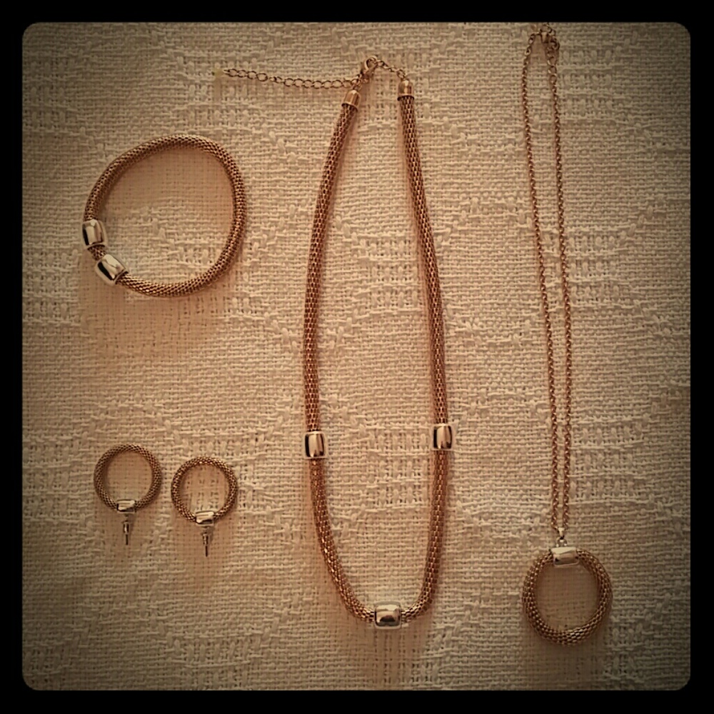 BEAUTIFUL!!!❤🌸🌴 4pc costume jewelry set